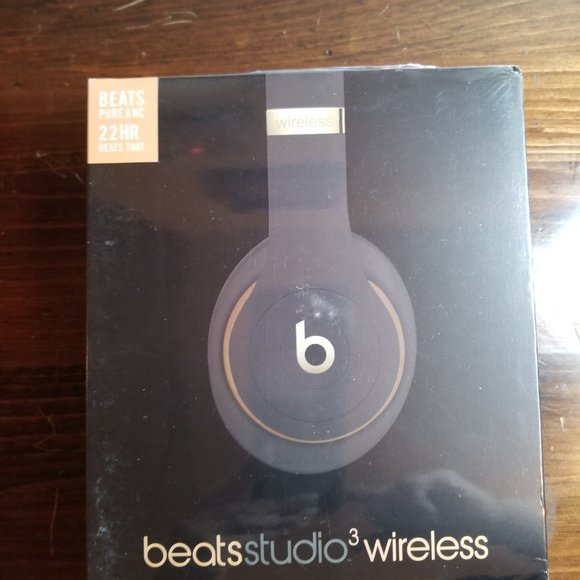 BEATS Studio 3 Wireless/Bluetooth Headphones (floor-model) ((BUNDLE)) - Picture 8 of 11